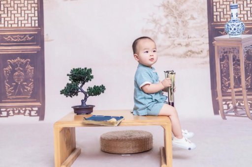 南平宝宝边吃奶边挣扎烦躁